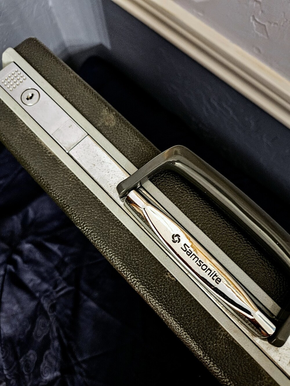 Vintage 1950-1960s Midcentury Modern Samsonite briefcase. Mad Men. Dark Academia